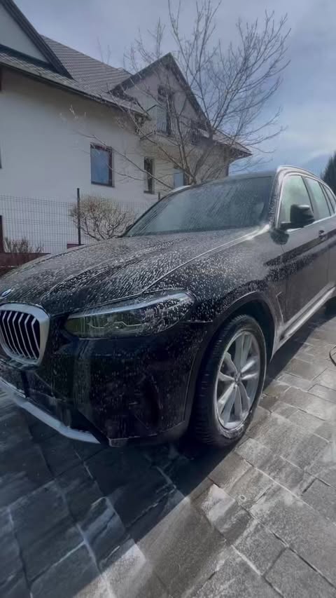 BMW X3 počas ručného umývania s aktívnou penou — KB Clean Námestovo