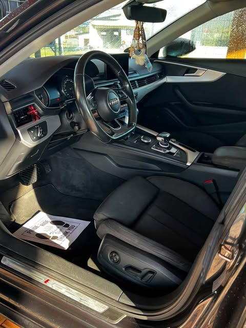 Audi interiér s čiernym kožením po hĺbkovom čistení