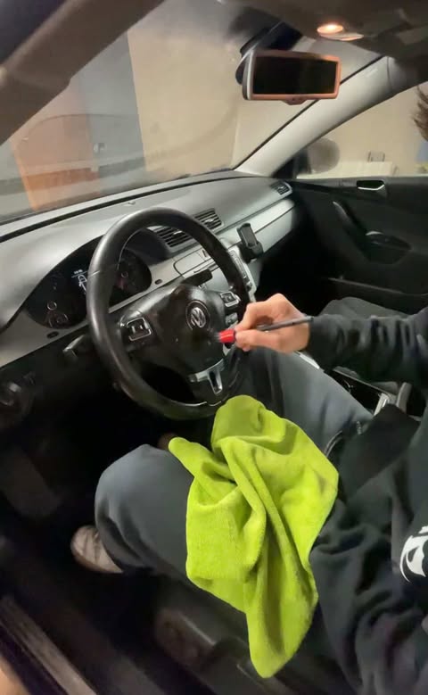 Detailné čistenie volantu so štetcom